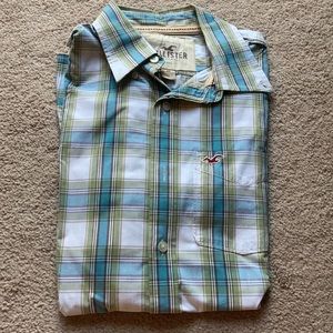Button down hollister shirt! Barely worn!
